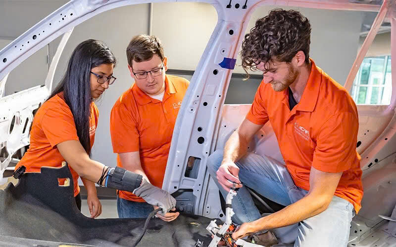 Kỹ sư ô tô là gì? Kỹ sư ô tô tại Việt Nam đang nhận lương bao nhiêu?